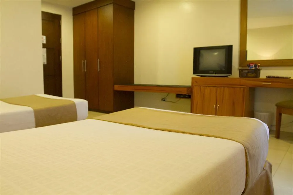 Home Crest Hotel Davao 3*,